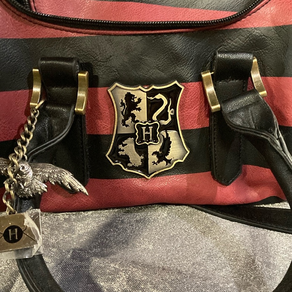 Hot Topic Red and Black Harry Potter/Hogwarts Crest Satchel